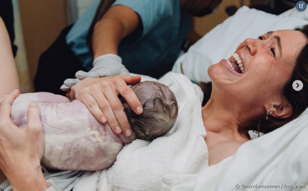     Sur la première photo de son carrousel, Mandy Moore serre son bébé contre sa poitrine, certainement à peine quelques instants après sa naissance    