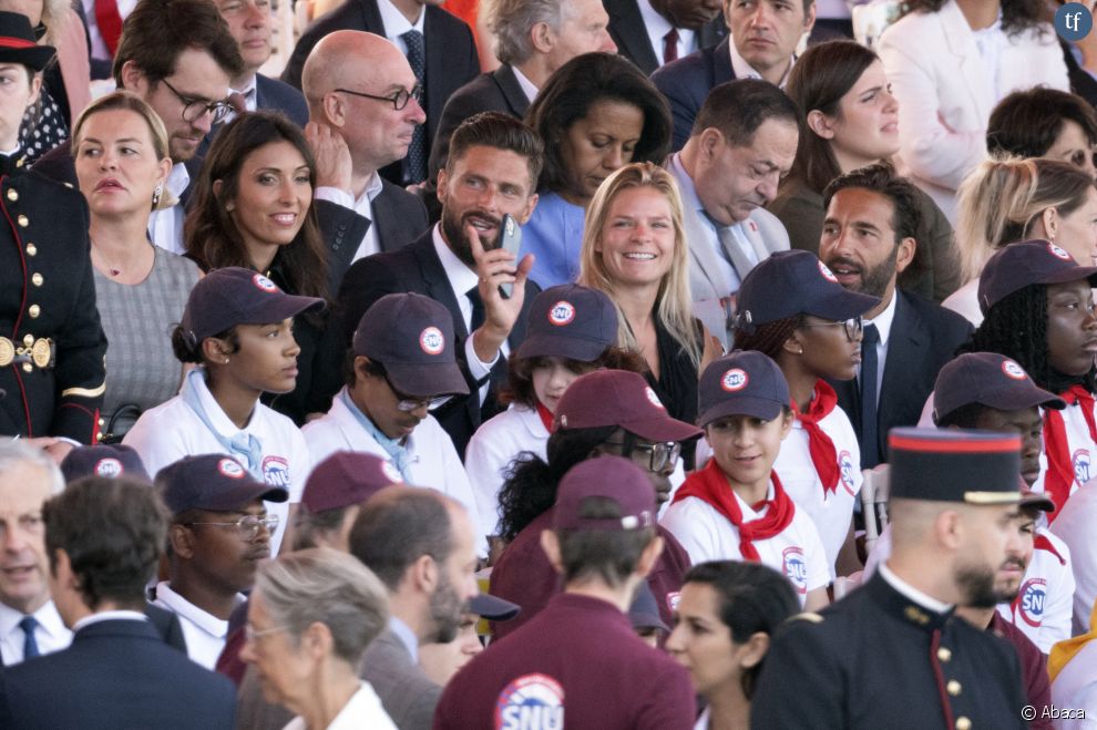  Olivier Giroud (au centre) et sa femme Jennifer Giroud avec Eugénie Le Sommer (au centre) place de la Concorde, le 14 juillet 2022 à Paris 