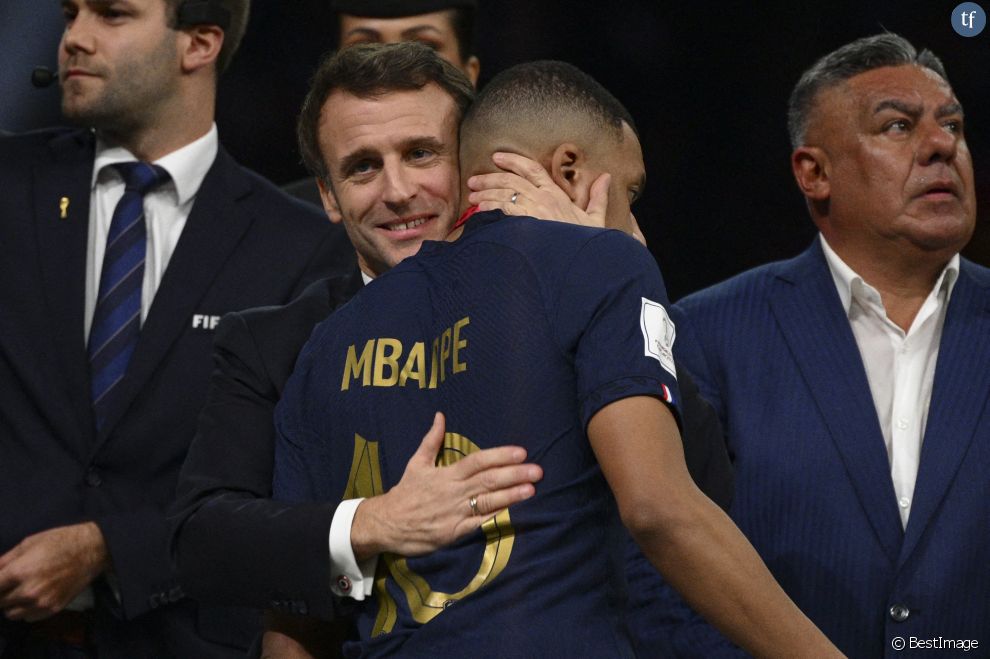 L&#039;accolade d&#039;Emmanuel Macron avec Kylian Mbappé (meilleur buteur de la Coupe du monde 2022) lors de la remise du trophée de la Coupe du Monde 2022 au Qatar le 18 décembre 2022