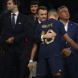 L'accolade d'Emmanuel Macron avec Kylian Mbappé (meilleur buteur de la Coupe du monde 2022) lors de la remise du trophée de la Coupe du Monde 2022 au Qatar le 18 décembre 2022