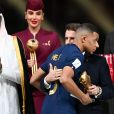 L'accolade d'Emmanuel Macron avec Kylian Mbappé (meilleur buteur de la Coupe du monde 2022) lors de la remise du trophée de la Coupe du Monde 2022 au Qatar le 18 décembre 2022