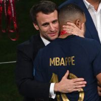 Les images d'Emmanuel Macron avec Kylian Mbappé après la défaite créent le malaise