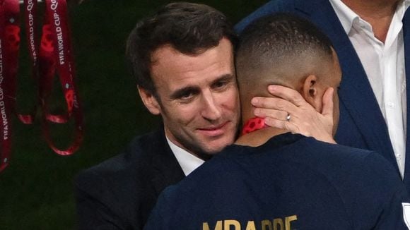 Les images d'Emmanuel Macron avec Kylian Mbappé après la défaite créent le malaise