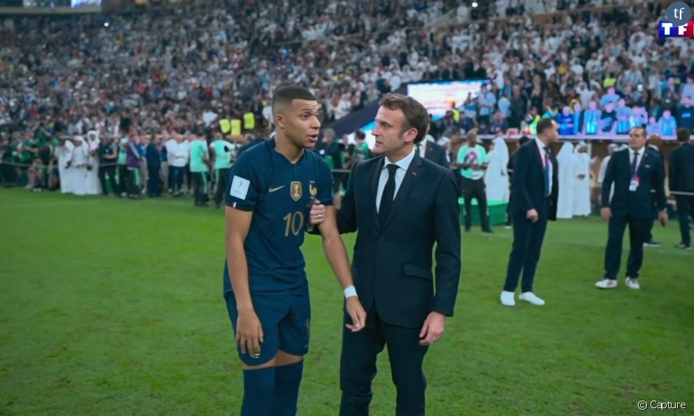 Emmanuel Macron sur le terrain pour &quot;réconforter&quot; Kylian Mbappé après la finale de la Coupe du Monde