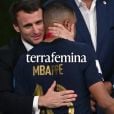 Les images d'Emmanuel Macron et Kylian Mbappé créent le malaise