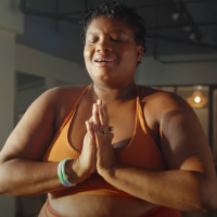 Cette pub affichant une prof de yoga grosse fait sortir les trolls sexistes du bois