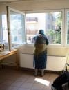  Femme à la fenêtre de la cuisine de son appartement du Centre d'Accueil de Demandeurs d'Asile (CADA) à Villeurbanne (69)/photo d'illustration 