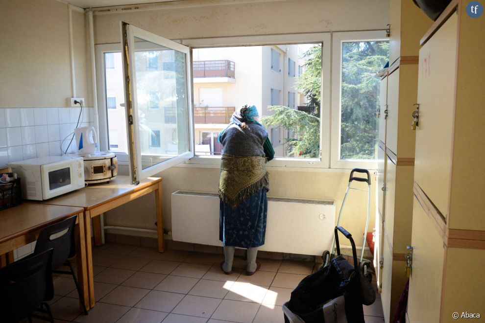  Femme à la fenêtre de la cuisine de son appartement du Centre d&#039;Accueil de Demandeurs d&#039;Asile (CADA) à Villeurbanne (69)/photo d&#039;illustration 