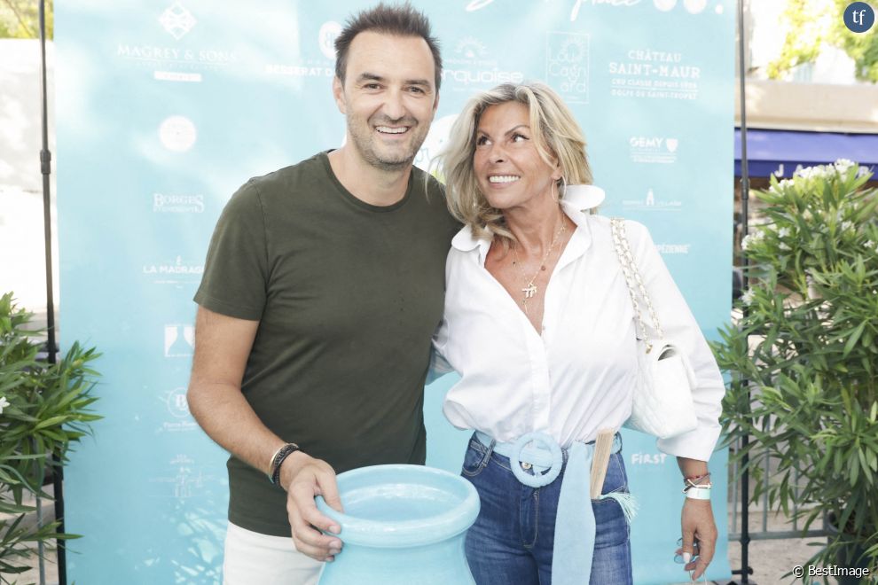  Cyril Lignac et Caroline Margeridon lors d&#039;un tournoi de pétanque place des Lices organisé par le magazine Turquoise pour l&#039;association Sourire à la vie à Saint-Tropez le 10 août 2022.  