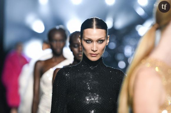 Bella Hadid défile pour Michael Kors lors du défilé automne-hiver 2022 lors de la Fashion Week new-yorkaise, le 15 février 2022.