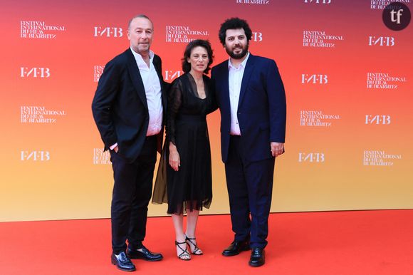 Selon le verdict, des "règles" seraient délibérement "enfreintes", de par, notamment, la projection de Leila et ses frères au Festival de Cannes.
Jerome Pulis, Sandrine Brauer, Saeed Roustaee - Photocall de la cérémonie de clôture du festival "Nouvelles vagues" à Biarritz. Le 1er juillet 2023 