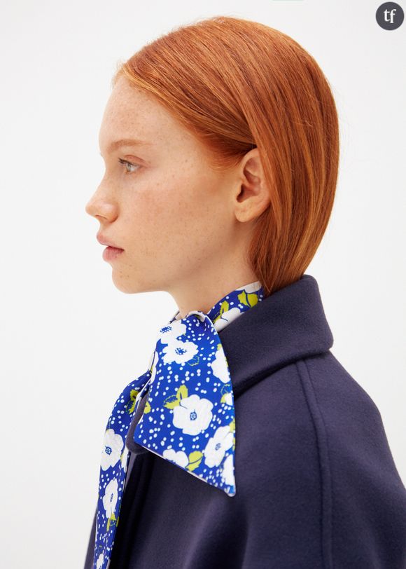 Le foulard noué autour du cou est une bonne idée pour accessoiriser une tenue.