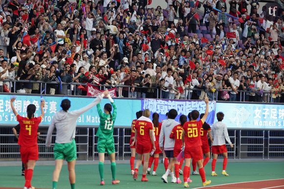 On écoute : "J'ai entendu beaucoup de femmes ou jeunes filles qui ont senti des mains baladeuses ou des mecs se frotter à elles. En bus, lors de déplacements, dans des files d'attente pour entrer au stade...".
(231006) -- HANGZHOU, Oct. 6, 2023 (Xinhua) -- Players of China greet spectators after the Women's Bronze Medal Match of Football between China and Uzbekistan at the 19th Asian Games in Hangzhou, east China's Zhejiang Province, Oct. 6, 2023. (Xinhua/Gong Bing)