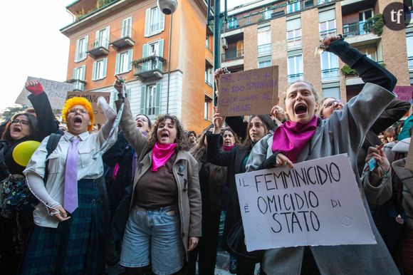 L'Italie se soulève pour Giulia, 22 ans, tuée à coups de couteau par son ex
Protesters hold placards during a Flash Mob demonstration following the suspected feminicide of 22-year-old Giulia Cecchettin, in Milan, Italy, on November 22, 2023. Photo by Massimo Alberico/IPA/ABACAPRESS.COM