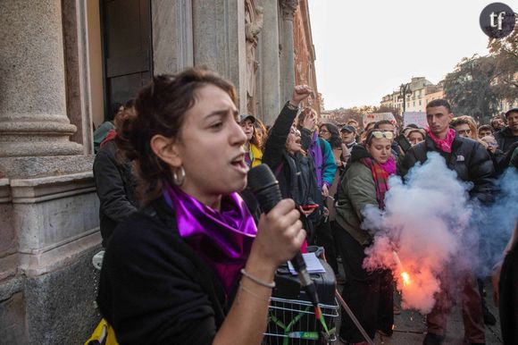 Des mobilisations sont venues bousculer le pays afin de s'indigner de ce féminicide : un de plus, un de trop. Une manière de faire honneur à la mémoire de Giulia Cecchettin. Mais aussi de lever le poing contre la banalisation des violences faites aux femmes, et l'impunité des agresseurs. Enjeux bien connus en France également.
 
Protesters hold placards during a Flash Mob demonstration following the suspected feminicide of 22-year-old Giulia Cecchettin, in Milan, Italy, on November 22, 2023. Photo by Massimo Alberico/IPA/ABACAPRESS.COM