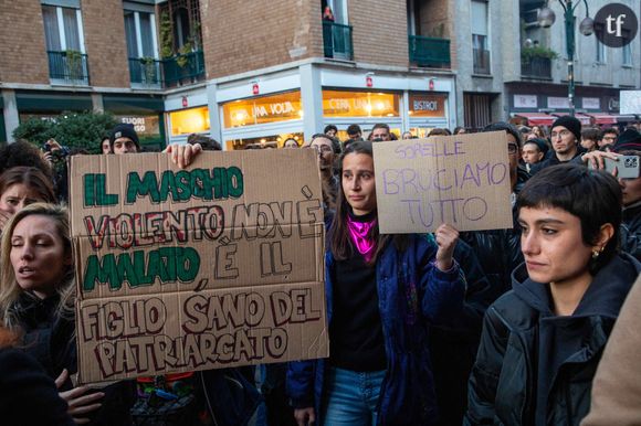 Celle-ci insiste pour une réflexion plus globale : "Le féminicide n'est pas un crime passionnel, c'est un crime de pouvoir"
Protesters hold placards during a Flash Mob demonstration following the suspected feminicide of 22-year-old Giulia Cecchettin, in Milan, Italy, on November 22, 2023. Photo by Massimo Alberico/IPA/ABACAPRESS.COM