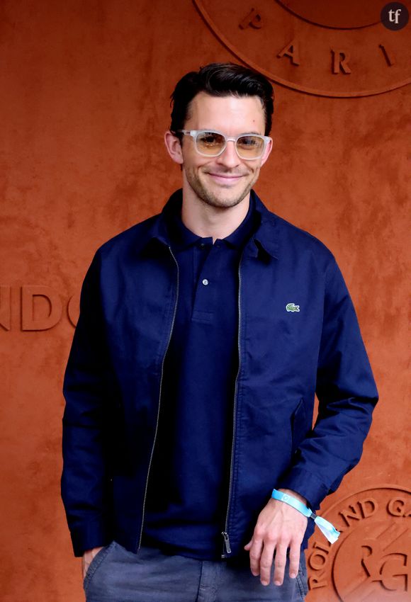 "Il a pris ma casquette, il l'a arrachée de ma tête et il l'a jetée...". 
Jonathan Bailey au village lors des Internationaux de France de tennis de Roland Garros 2023, à Paris, France, le 11 juin 2023. © Jacovides-Moreau/Bestimage 