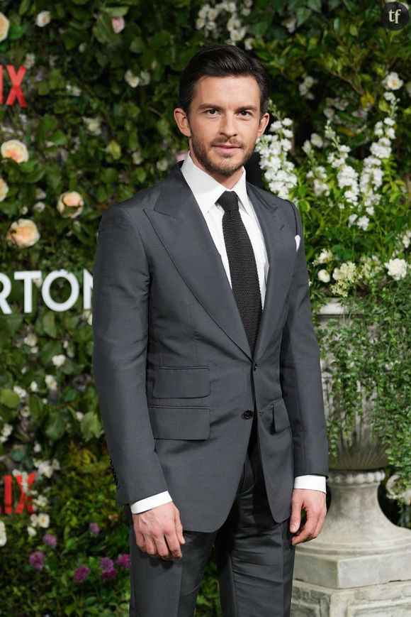 "Et il a dit : 'sors de ce putain de café, espèce de pédé'" 
Jonathan Bailey à la première de la saison 2 de la série "Bridgerton" à Londres, le 22 mars 2022. 