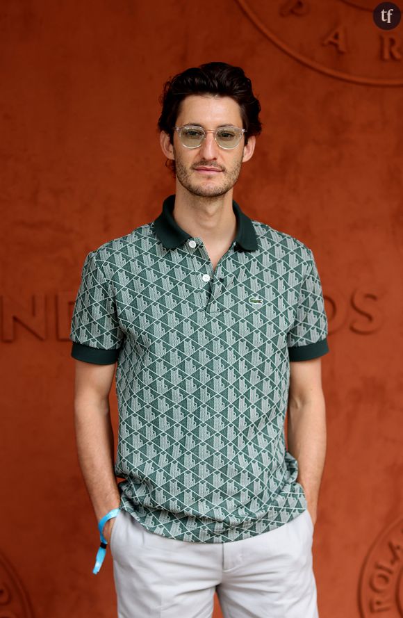 Une thématique forte dans l'oeuvre de Pierre Niney, qui en dit long sur sa propension à déployer, l'air de rien, une véritable densité de jeu. Car qu'est-ce qu'un acteur sinon un grand illusionniste ? Plus que tout, dans ce mélo, c'est l'émotion perceptible dans un silence, un regard, une hésitation, une fuite, qui importe.  
Pierre Niney au village lors des Internationaux de France de tennis de Roland Garros 2023, à Paris, France, le 11 juin 2023. © Jacovides-Moreau/Bestimage 