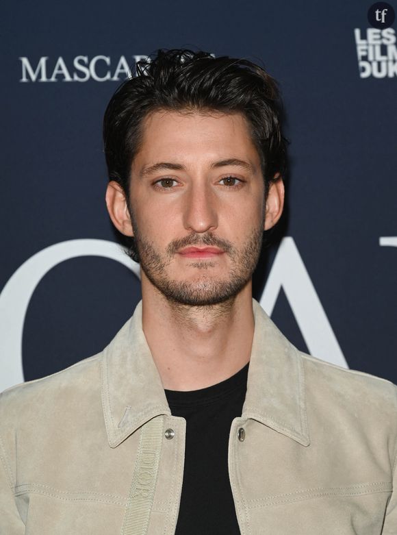 France TV a la bonne idée de nous proposer ce mois ci non seulement un cycle Hitchcock, mais un cycle Pierre Niney. Il y en a donc pour tout le monde. L'occasion de (re)découvrir l'une de ses meilleures partitions : elle se niche au coeur d'un délicat mélodrame...
Pierre Niney - Avant-première du film "Mascarade" au cinéma Pathé Wepler à Paris. Le 20 octobre 2022 © Coadic Guirec / Bestimage 