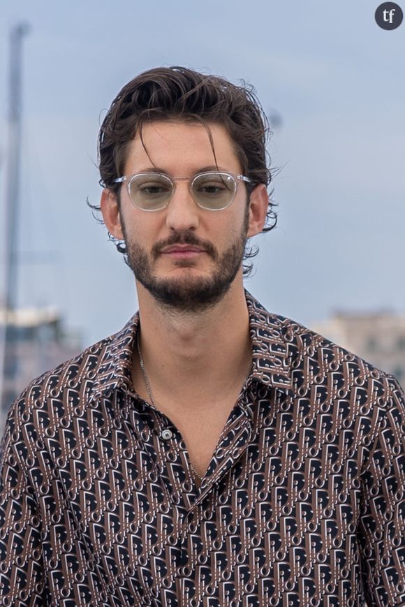 Mélodrame en noir & blanc, Frantz épate autant par la beauté de ses images que par la délicatesse du regard qu'il déploie sur la complexité des sentiments. Grand portrait de femme comme bien des Ozon, ce récit tragique confère à Pierre Niney la partition la plus subtile de sa carrière.  
Pierre Niney au photocall de "Mascarade" lors du 75ème Festival International du Film de Cannes, le 28 mai 2022. © Olivier Borde / Bestimage 