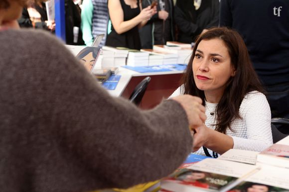 Chanteuse et romancière, militante féministe, Olivia Ruiz est revenue sur une page douloureuse de son passé. Avec l'envie de témoigner, pour ne pas oublier.
Olivia Ruiz lors de la 40ème Foire du Livre de Brive 2022 à la Halle George Brassens à Brive-la-Gaillarde le 6 novembre 2022. © Jean-Marc Lhomer / Bestimage 