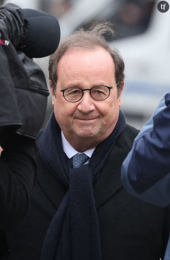 "C'est un personnage à la dérive qui est un agresseur pas seulement pour les femmes mais envers...". Sur le plateau de "C à vous", l'ex chef de l'Etat François Hollande a réagit à "l'affaire Depardieu"... A sa manière.
François Hollande - Hommage national à Robert Badinter devant le ministère de la Justice sur la place Vendôme à Paris le 14 février 2024. L'ancien garde des Sceaux, artisan de l'abolition de la peine de mort, est décédé vendredi dernier à l'âge de 95 ans. © Dominique Jacovides/Bestimage 