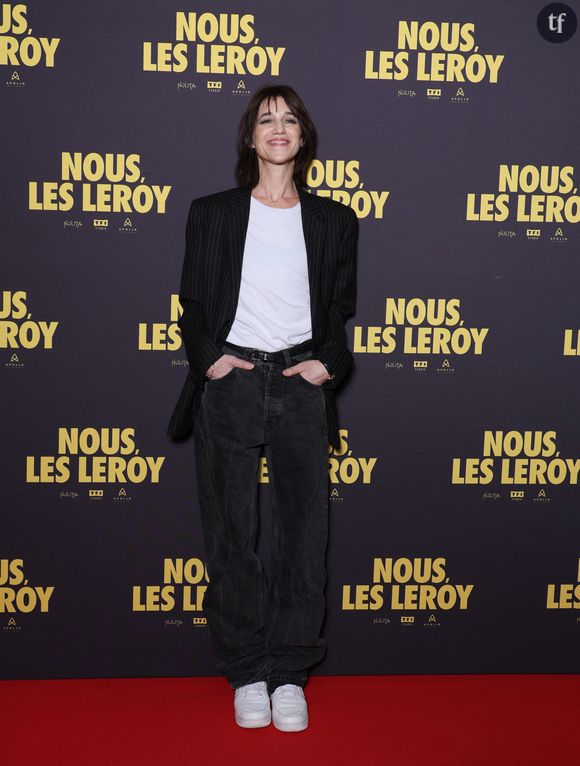 Avec "Nous les Leroy", dramédie drôle et touchante sur un daron tentant un week end de la dernière chance avant son divorce, Florent Bernard délivre une ode aux mères de famille délaissées, en quête de liberté. Charlotte Gainsbourg y est magnifique.
Charlotte Gainsbourg - Avant-première du film "Nous les Leroy" au cinéma UGC Normandie sur les Champs-Elysées à Paris. Le 3 avril 2024 © Denis Guignebourg / Bestimage