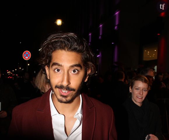 On l'aime tant, Dev Patel. Et pas simplement parce que la star de Slumdog Millionnaire et The Green Knight a récemment déclaré sa flamme à Portrait de la jeune fille en feu, expliquant : "C'est le dernier film qui m'a fait pleurer. C'est tellement romantique. C'était bouleversant, constamment. Je n'ai jamais souhaité à ce point que deux personnes fusionnent ensemble". L'acteur aimerait même tourner avec Céline Sciamma !
Dev Patel à la première du film "Chappie" à Berlin, le 27 février 2015 