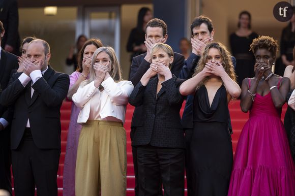 Comment libérer la parole, mais sans ouvrir la bouche ? En adoptant le geste de Judith Godrèche, largement relayé, qui est venu bousculer cette 77e édition du Festival de Cannes. A savoir : les deux mains croisées, et simplement posées sur la bouche. Un signe qu'on croirait hérité des manifestations féministes.Guest, Noé Boon, Judith Godrèche, Richard Sears, Tess Barthélemy, Rokhaya Diallo - Montée des marches du film " Furiosa : A Mad Max Saga " pour la cérémonie d'ouverture du 77ème Festival International du Film de Cannes, au Palais des Festivals à Cannes. Le 15 mai 2024 © Olivier Borde / Bestimage&nbsp;&nbsp;