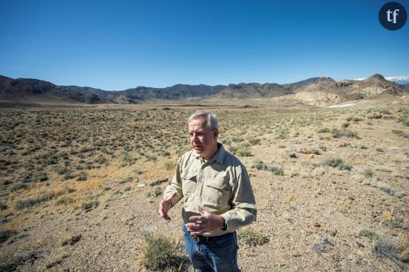 Le patron d'Ioneer, Bernard Rowe, explique où son entreprise souhaite implanter une mine de lithium sur le site de Rhyolite Ridge, le 7 mai 2024 dans le Nevada