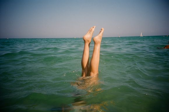 La nage permet-elle de se libérer ? Chantal Thomas, brillante philosophe, le rappelle volontiers dans ses écrits, les podcasts où elle intervient, les interviews. Dans les pages de "Madame Figaro", l'érudite dévoile les atours émancipateurs de la mer, l'océan, la baignade.