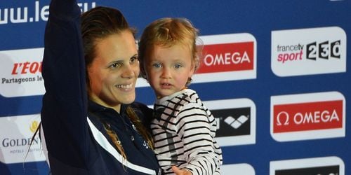 Laure Manaudou : enceinte, elle prend sa retraite des bassins mais pas des médias