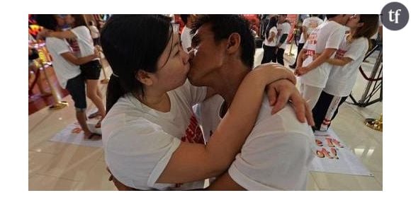 Un baiser de plus de 58 heures pour un couple Thaïlandais - Vidéo