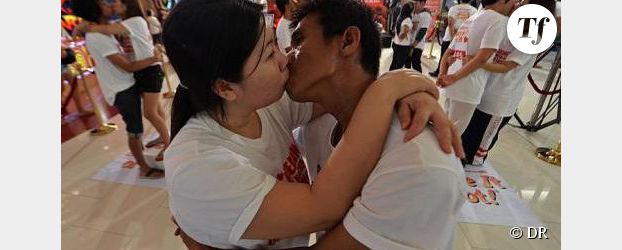 Un baiser de plus de 58 heures pour un couple Thaïlandais - Vidéo