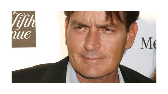 Charlie Sheen : il menace de se suicider, la police intervient chez lui