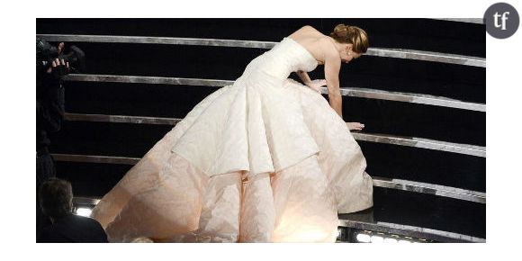 Résultats Oscars 2013 : Jennifer Lawrence tombe sur scène – Vidéo replay