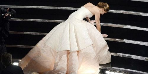 Résultats Oscars 2013 : Jennifer Lawrence tombe sur scène – Vidéo replay