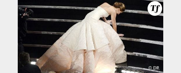 Résultats Oscars 2013 : Jennifer Lawrence tombe sur scène – Vidéo replay