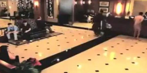 Un homme nu enfermé devant sa chambre d’hôtel - Vidéo
