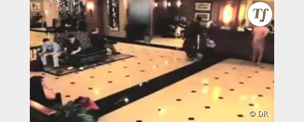 Un homme nu enfermé devant sa chambre d’hôtel - Vidéo