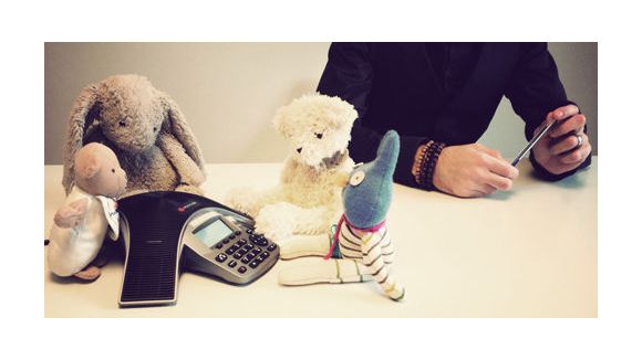 Opération Doudou@work : et si les pères parlaient biberons à la machine à café?