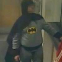 Un homme déguisé en Batman livre un cambrioleur à la police