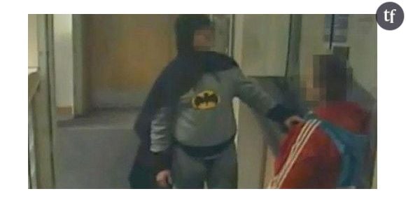 Un homme déguisé en Batman livre un cambrioleur à la police