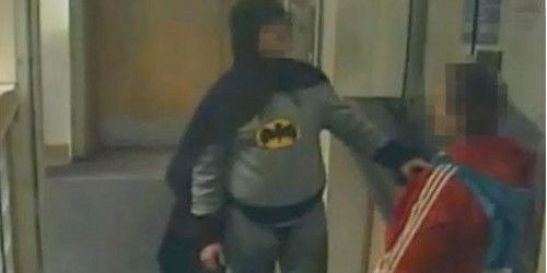 Un homme déguisé en Batman livre un cambrioleur à la police
