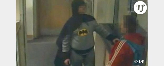Un homme déguisé en Batman livre un cambrioleur à la police