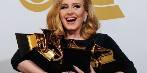 Adele pourrait à nouveau interpréter le générique du prochain James Bond