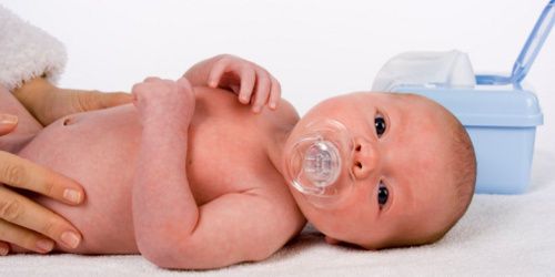 Phénoxyéthanol : la liste des lingettes dangereuses pour bébé