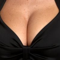 Les hommes sexistes plus attirés par les gros seins ?