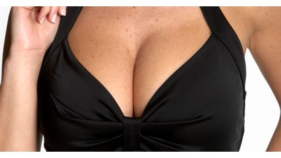 Les hommes sexistes plus attirés par les gros seins ?